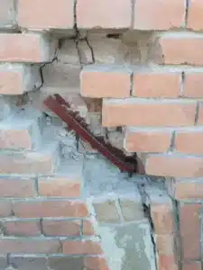 Voegen en stenen uithakken gevel lisse