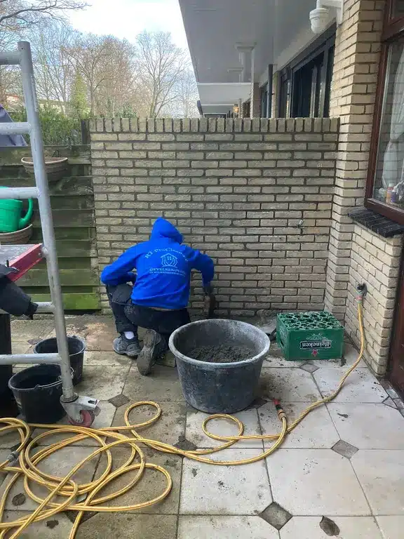 Totale gevelrenovatie en schoorsteenherstel woning Rotterdam