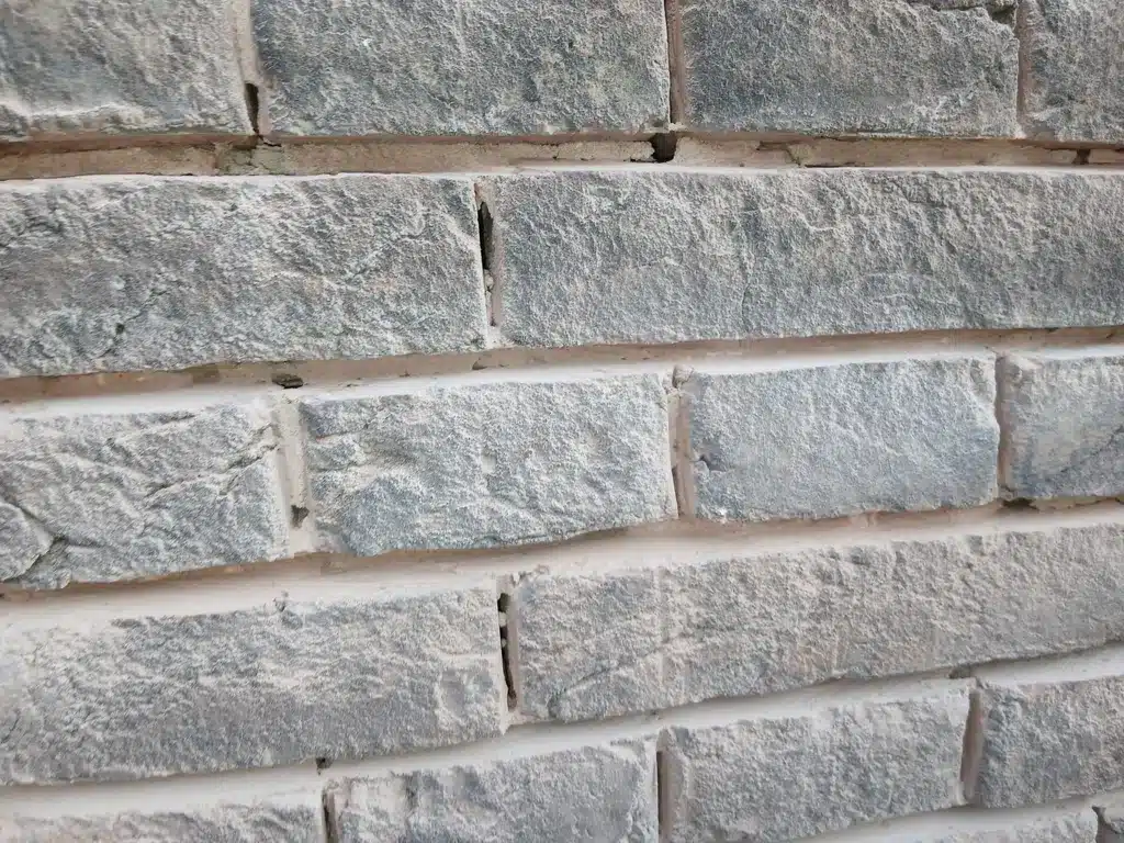 Voegen uitgeslepen muur IJsselsteentjes