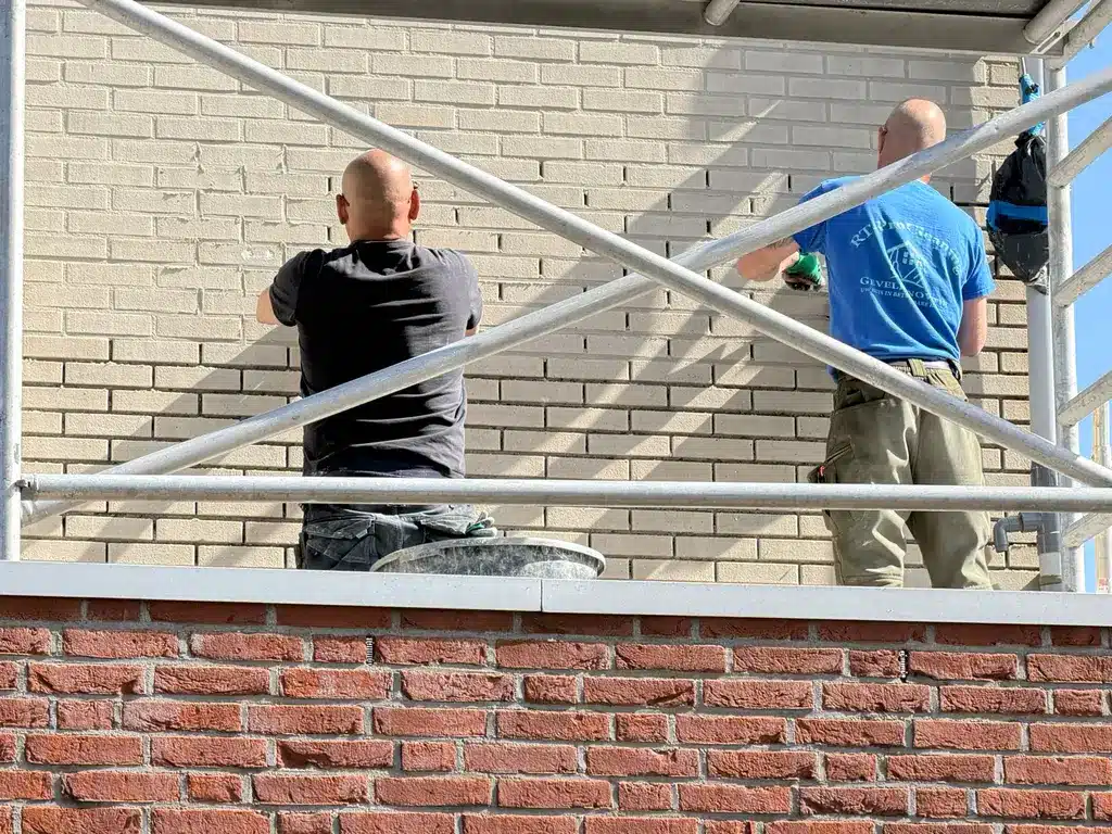 Gevelrenovatie Zoetermeer: van Constructief scheurherstel tot esthetische afwerking . Voegwerk.