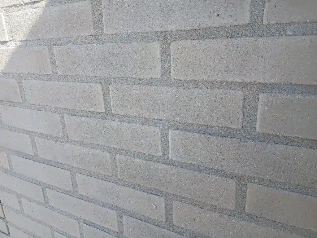 Gevelrenovatie Zoetermeer: van Constructief scheurherstel tot esthetische afwerking. Opnieuw afvoegen,