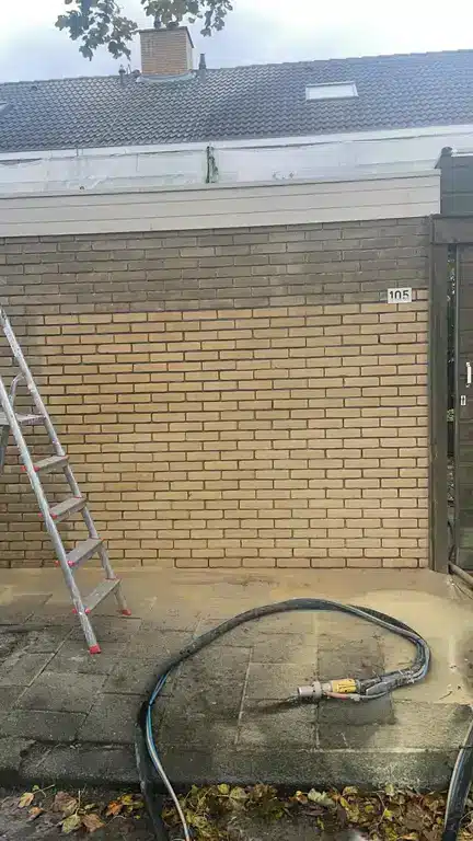 Muurrenovatie berging bij huizen in 's Gravenzande